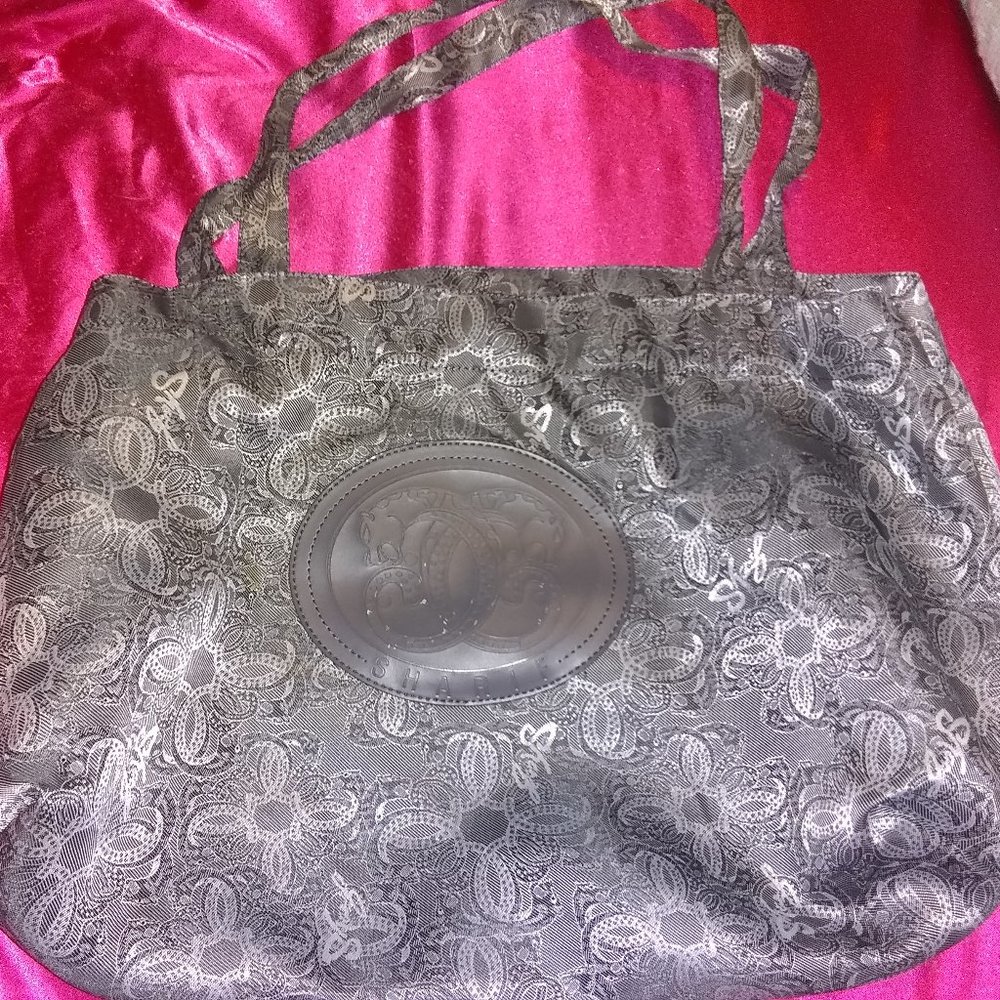 Sharif tote